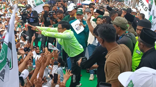 Cawapres nomor urut 1, Muhaimin Iskandar hadiri acara kampanye akbar di kawasan Lapangan Pendawa Saimbang, Lebaksiu, Tegal, Jawa Tengah, Selasa (30/1/2024). Foto: Fadlan Nuril Fahmi/kumparan