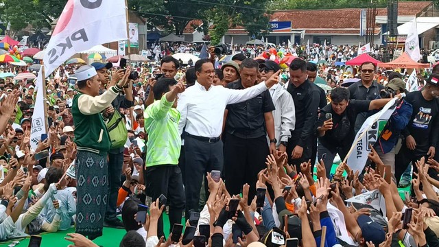 Capres-cawapres nomor urut 1, Anies-Muhaimin hadir bersama dalam acara kampanye akbar di Lapangan Pandawa Saimbang, Tegal, Jawa Tengah, Selasa (30/1/2024). Foto: Fadlan Nuril Fahmi/kumparan