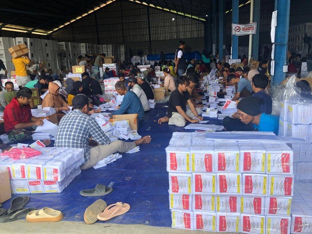 Suasana kegiatan sortir-lipat (sorlip) surat suara di gudang KPU Indramayu di Desa Langut, Kecamatan Lohbener, Kabupaten Indramayu, Selasa (16/1/2024). Foto: kumparan