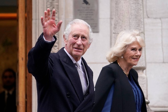 Raja Charles III dari Inggris dan Ratu Camilla meninggalkan Klinik London tempat Raja Charles menjalani prosedur pembesaran prostat, di pusat kota London, Senin, 29 Januari 2024. Foto: Victoria Jones/Pool Photo via AP