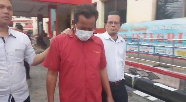 Komisioner KPU Padangsidimpuan Parlagutan Harahap (tengah) terduga pemeras caleg. Foto: Dok. Istimewa