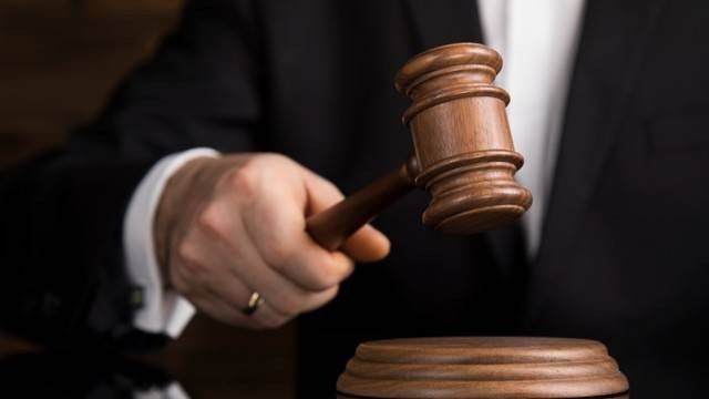 Ilustrasi palu sidang diketuk. Pelaku pembunuhan di Sambas divonis bebas, keluarga korban tak terima dan minta keadilan. Foto: Dok. Shutterstock