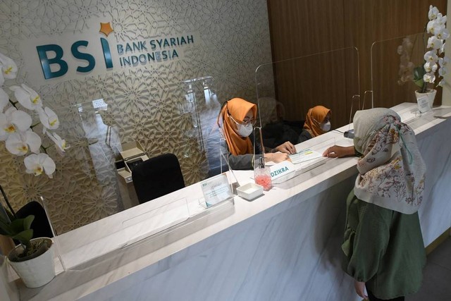 Petugas melayani nasabah saat bertransaksi di Bank Syariah Indonesia (BSI) Kantor Cabang Thamrin, Jakarta, Selasa (1/11/2022). Foto: Aditya Pradana Putra/ANTARA FOTO