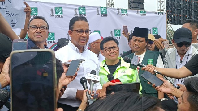 Capres-cawapres nomor urut 1, Anies-Muhaimin saat diwawancarai wartawan usai hadiri acara kampanye akbar di Lapangan Pandawa Saimbang, Tegal, Jawa Tengah, Selasa (30/1/2024). Foto: Fadlan Nuril Fahmi/kumparan