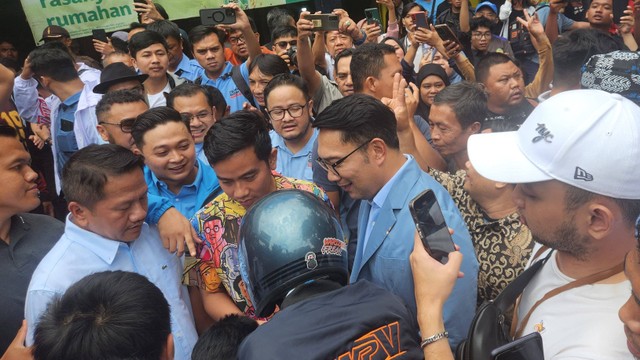 Cawapres nomor urut 02, Gibran Rakabuming Raka makan siang bersama dengan eks Gubernur Jawa Barat, Ridwan Kamil didampingi oleh Dewan Pembina PSI, Giring Ganesha di Warung Nasi Ibu Imas, Bandung, Jawa Barat, Selasa (30/1/2024). Foto: Zamachsyari/kumparan