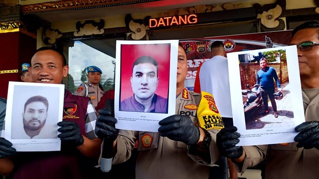 Kabid Humas Polda Bali Kombes Pol Jansen Avitus Panjaitan menunjukkan foto daftar pencarian orang Roberto Sicairos Valdes yang merupakan warga negara Meksiko terduga pelaku kasus penembakan WNA saat konpers di Polres Badung, Bali, Selasa (30/1/2024). Foto: Denita br Matondang/kumparan