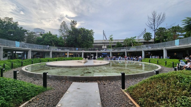 Beragam tempat makan di dalam Taman Literasi Blok M, Jakarta Selatan (27/1/24). Foto: Azalia Amadea/Kumparan