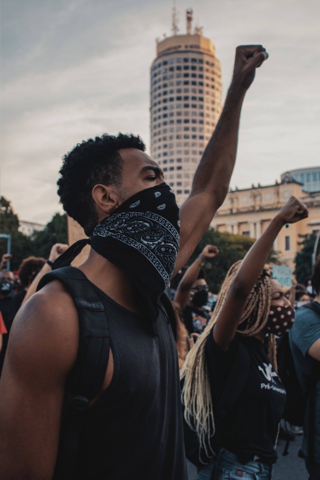 Ilutrasi penyampaian aspirasi. sumber : Photo by michelle guimarães: https://www.pexels.com/photo/people-protesting-in-a-rally-4664301/