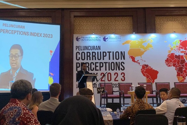 Paparan Corruption Perceptions Index 2023 oleh Wawan Suyatmiko, Deputi Sekretaris Jenderal Transparency International di Hotel JW Marriot, Jakarta, Selasa (29/1/2024). Foto: Luthfi Humam/kumparan
