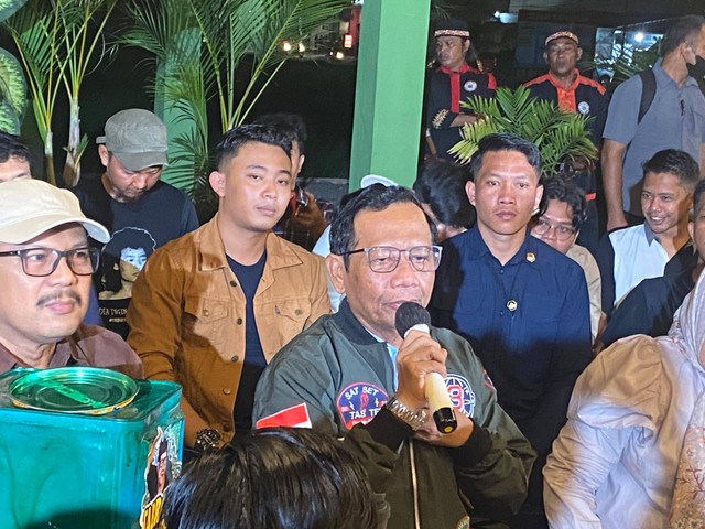 Cawapres nomor urut 3, Mahfud MD saat menghadiri acara 'Tabrak Prof' di Cafe Bento Kopi, Jalan Pulau Sebesi, Kecamatan Sukarame, Kota Bandar Lampung. | Foto: Sinta Yuliana/Lampung Geh