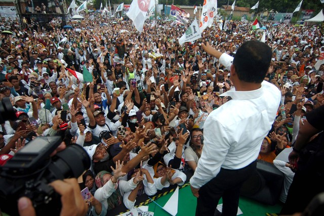 Calon presiden nomor urut 1 Anies Baswedan menyapa pendukungnya saat kampanye akbar "Amin" di Lapangan Desa Pendawa, Kabupaten Tegal, Jawa Tengah, Selasa (30/1/2024). Foto: Oky Lukmansyah/ANTARA FOTO