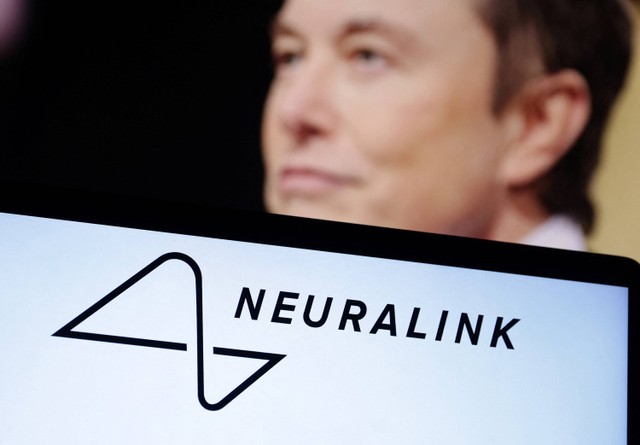 Logo Neuralink dan foto Elon Musk terlihat dalam ilustrasi yang diambil, 19 Desember 2022. Foto: REUTERS/Dado Ruvic