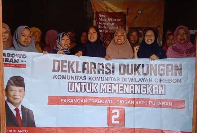 Emak-emak Jami'yah Nurul Iman saat aksi deklarasi di Desa Sampiran, Kecamatan Talun, Kabupaten Cirebon, Selasa (30/1). Foto: Istimewa