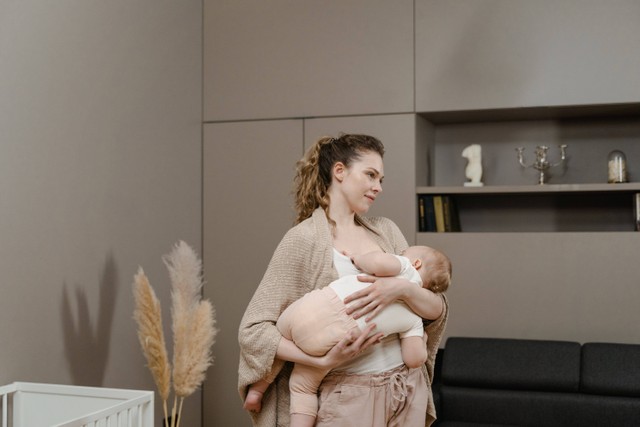 Perlengkapan ibu setelah melahirkan merujuk pada item-item yang dibutuhkan oleh ibu dalam periode pascamelahirkan. Foto: Pexels.com