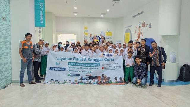Foto bersama para peserta Sanggar Ceria kolaborasi Yatim Mandiri dan Fakultas Kedokteran UI.