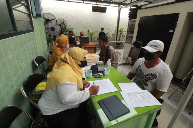 Pemeriksaan gratis di salah satu puskesmas di Surabaya. Foto: Diskominfo Surabaya