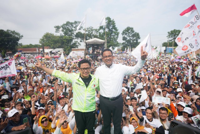 Capres-Cawapres 01, Anies-Muhaimin (AMIN) hadir bersama dalam acara kampanye akbar di Lapangan Desa Kalisapu, Slawi, Tegal, Jawa Tengah, Selasa (30/1/2024). Foto: Dok. Istimewa