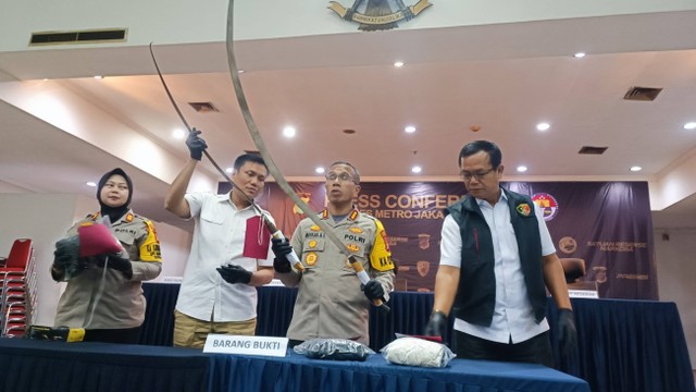 Celurit yang dipakai oleh pelaku tawuran di Flyover Pasar Rebo. Foto: Thomas Bosco/kumparan