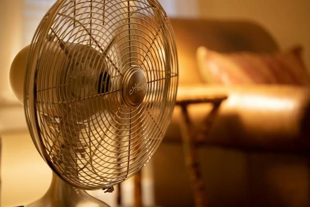 Toko Elektronik di Glodok. Foto hanya ilustrasi, bukan tempat yang sebenarnya. Sumber foto: Unsplash/Delaney