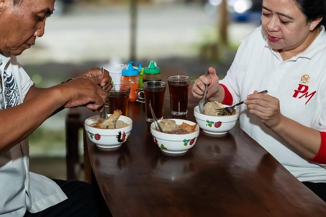 Ketua DPP PDIP Puan Maharani makan bakso bareng Bambang Pacul di Magelang. Foto: Instagram/@puanmaharaniri