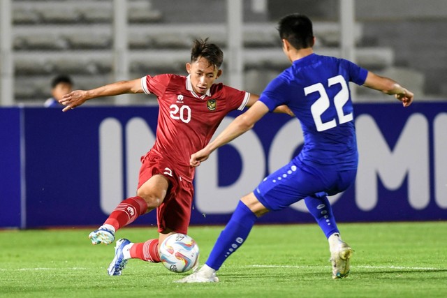 Pemain timnas Indonesia U-20 Arlyansyah Abdulmanan berusaha melewati pemain Uzbekistan U-20 pada International Friendly Match di Stadion Madya GBK, Jakarta, Selasa (30/1/2024). Foto: Hafidz Mubarak A/ANTARA FOTO