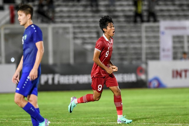 Pesepak bola timnas U-20 Muhammad Kafiatur Rizky melakukan selebrasi usai mencetak gol ke gawang Uzbekistan U-20 pada International Friendly Match di Stadion Madya GBK, Jakarta, Selasa (30/1/2024). Foto: Hafidz Mubarak A/ANTARA FOTO