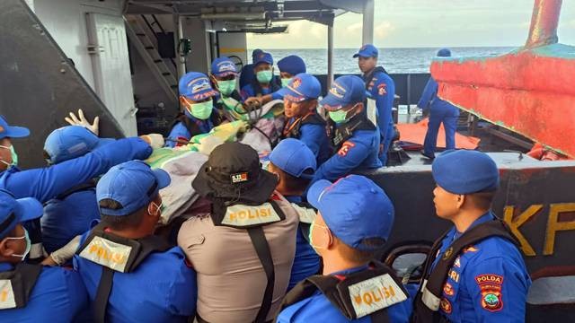 Evakuasi korban meninggal akibat kecelakaan kapal LCT Bora V. (foto: dokumen)