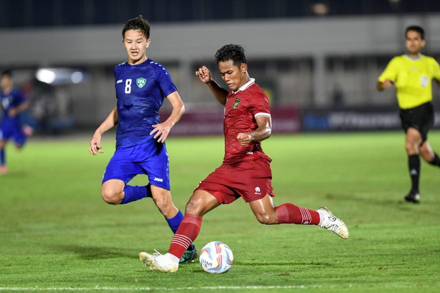 Pesepak bola timnas U-20 Toni Firmansyah (kanan) berusaha melewati pesepak bola Uzbekistan Reimov Mukhammedali (kiri) pada International Friendly Match di Stadion Madya GBK, Jakarta, Selasa (30/1/2024). Foto: Hafidz Mubarak A/ANTARA FOTO