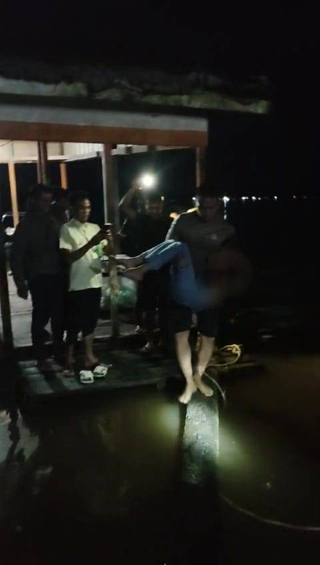 Bripka William mengevakuasi perempuan yang hendak bunuh diri di Sungai Kapuas. Foto: Dok. Istimewa