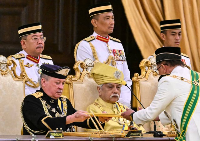 Sultan Johor, Sultan Ibrahim Iskandar (kiri) menandatangani dokumen saat upacara pengambilan sumpah sebagai Raja Malaysia ke-17 di Istana Nasional Kuala Lumpur pada 31 Januari 2024. Foto: Mohd Rasfan/ POOL / AFP