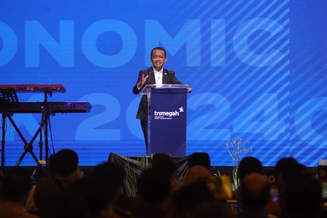 Menteri Investasi Indonesia Bahlil Lahadalia menyampaikan sambutan pada Trimegah Political dan Economic Outlook 2024 di Jakarta, Rabu (31/1/2024). Foto: Jamal Ramadhan/kumparan