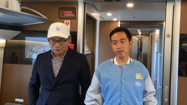 Cawapres nomor urut 02, Gibran Rakabuming Raka dan Ketua TKD Jabar, Ridwan Kamil menjajal Kereta Cepat Woosh, Rabu (31/1/2024). Foto: Zamachsyari/kumparan