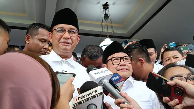 Capres-cawapres nomor urut 1, Anies-Muhaimin saat diwawancarai wartawan usai acara istighotsah dan deklarasi ulama di Gedung Adipoday, Sumenep, Jawa Timur, Rabu (31/1/2024). Foto: Fadlan Nuril Fahmi/kumparan