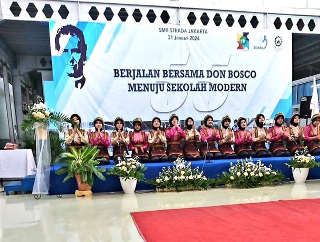 Koleksi Pribadi: para murid SMK Strada Jakarta ikut bergembira sambil menari tarian Aceh.