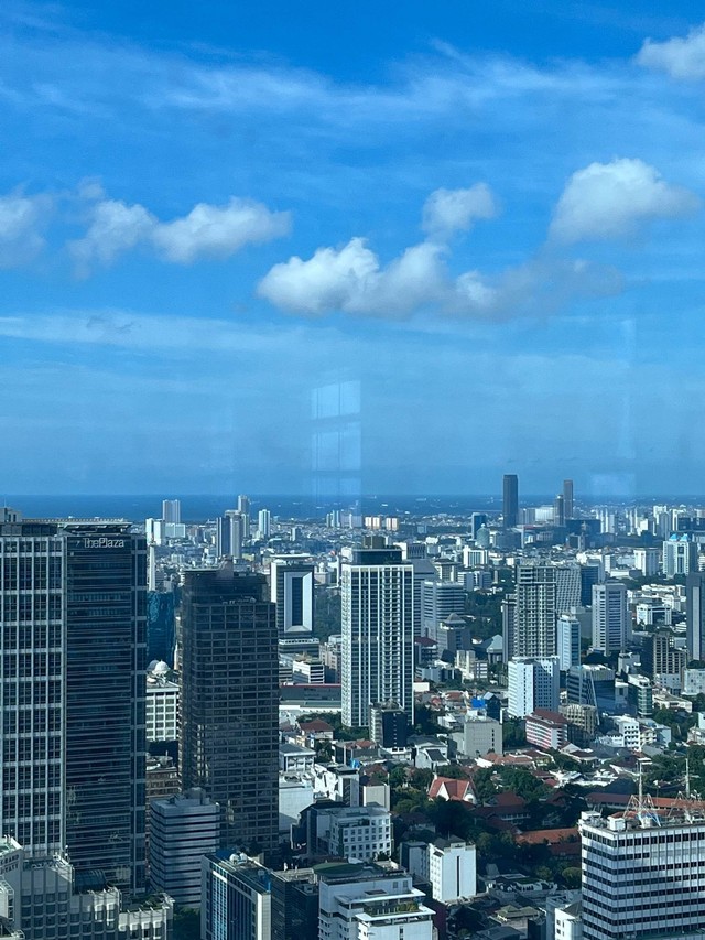 View dari kolam renang di lantai 71. Foto: Adhie Ichsan/kumparan