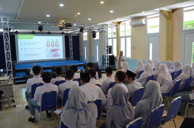 Pemberian edukasi kepada remaja di SMA Al Azhar 32 Pati. Sumber : Dokumentasi Humas UNIMUS