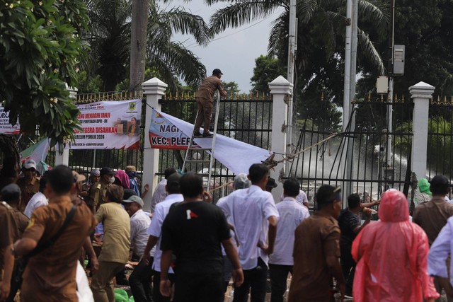 Massa dari Asosiasi Pemerintah Desa Seluruh Indonesia (Apdesi) menjebol pagar saat menggelar demo di depa Gedung DPR RI, Jakarta, Rabu (31/1/2024). Foto: Iqbal Firdaus/kumparan