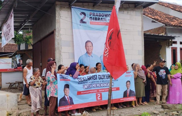 Emak-emak Desa Patapan, Kecamatan Beber, Kabupaten Cirebon, saat mendeklarasikan dukungan Prabowo-Gibran menang 1 putaran, Rabu (31/1). Foto: Tarjoni/Ciremaitoday