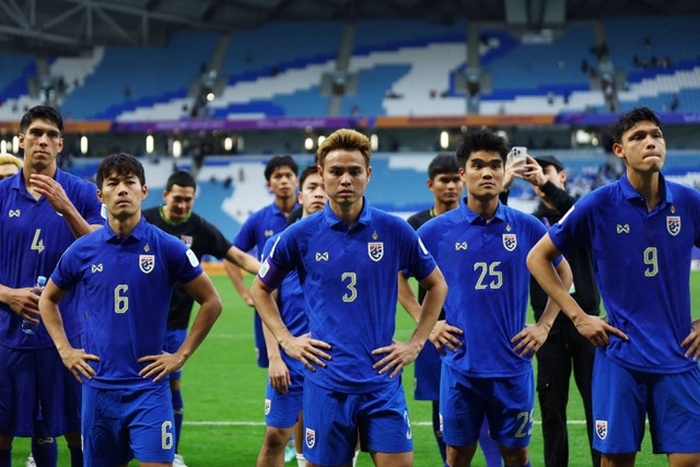 Pemain Timnas Thailand usai kalah dari Uzbekistan pada pertandingan Piala Asia 2023. Foto: Rula Rouhana/REUTERS