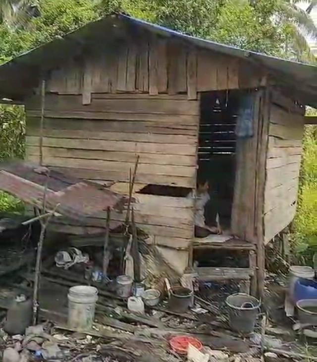 Kondisi rumah yang ditingali ibu dan anak keterbelakangan mental di Mempawah. Foto: Dok. Facebook Bung Ranie