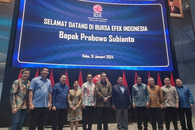 Menteri Pertahanan Prabowo Subianto bersama taipan Boy Thohir hadir di Bursa Efek Indonesia (BEI).
 Foto: Ghinaa Rahmatika/kumparan