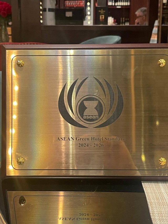 Penghargaan ASEAN Green Hotel Award di ASEAN Tourism Forum (ATF) 2024 yang diterima Safari Resort Taman Safari Bogor. Foto: Dok Humas Taman Safari Bogor.