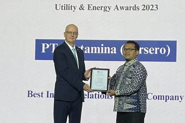 Pertamina menerima penghargaan Best Investor Relations Energy Company untuk kategori Utility dan Energy dari The Global Economic Awards. Foto: Pertamina