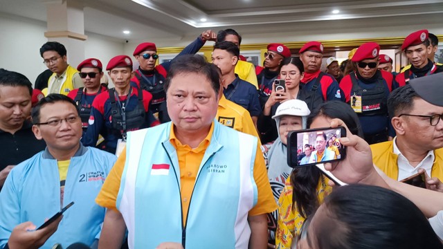 Ketua Umum Partai Golkar Airlangga Hartarto usai acara konsolidasi Relawan Serikat Pekerja Nusantara di Karawang, Rabu (31/1/2024). Foto: Thomas Bosco/kumparan