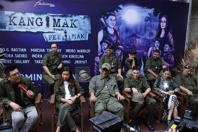 Artis Vino G Bastian bersama Marsha Timothy, Indro Warkop, Aming, Tora Sudiro dan sejumlah pemain lainnya saat konferensi pers film Kang Mak di kawasan Duren Tiga, Jakarta, Rabu (31/01/2024). Foto: Dok. Agus Apriyanto