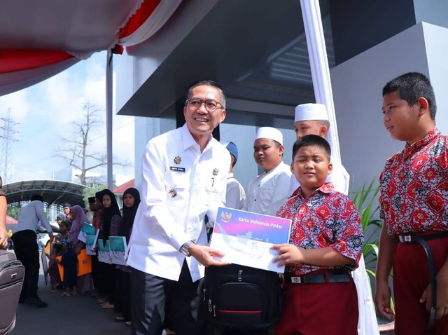 Pj Wali Kota Palembang, Ratu Dewa, saat launching pembuatan dokumen kependudukan untuk LKSA di Palembang. (ist)