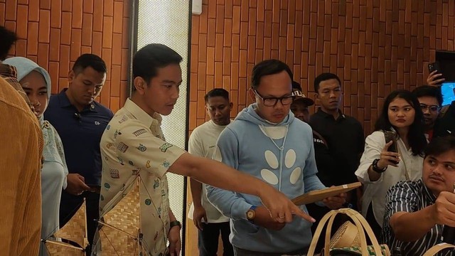 Cawapres nomor urut 02, Gibran Rakabuming Raka dan Wali Kota Bogor Bima Arya menghadiri acara #GimmickGibran di Samsara Coffee, Kota Bogor, Rabu (31/1/2024). Foto: Zamachsyari/kumparan