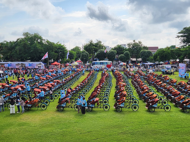 TKN Prabowo-Gibran membagikan 300 becak listrik kepada penarik becak Paguyuban Becak Madiun di Lapangan Gulun Kota Madiun Jawa Timur (29/1/2024). Foto: Dok. Istimewa