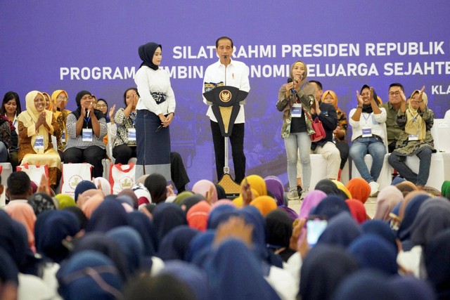 Presiden Jokowi dalam silaturahmi dengan peserta dan pendamping program Mekaar Binaan PNM di Grha Bung Karno, Kabupaten Klaten, Jawa Tengah, Rabu (31/1/2024). Foto: Dok. Dok. PNM