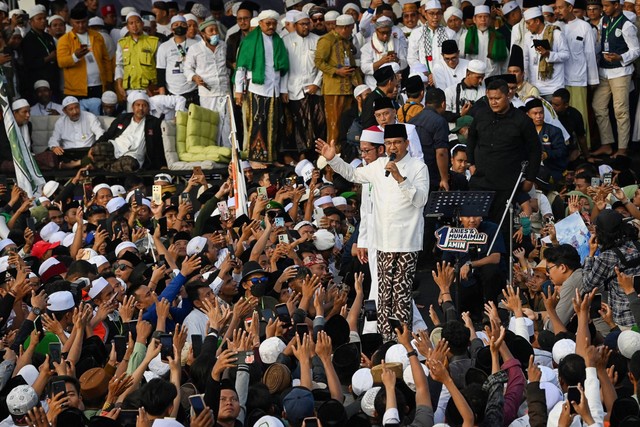 Capres nomor urut 1 Anies Baswedan menyampaikan orasinya dalam kampanye akbar di Lapangan Garuda, Palengaan, Pamekasan, Madura, Jawa Timur, Rabu (31/1/2024). Foto: Aditya Pradana Putra/ANTARA FOTO